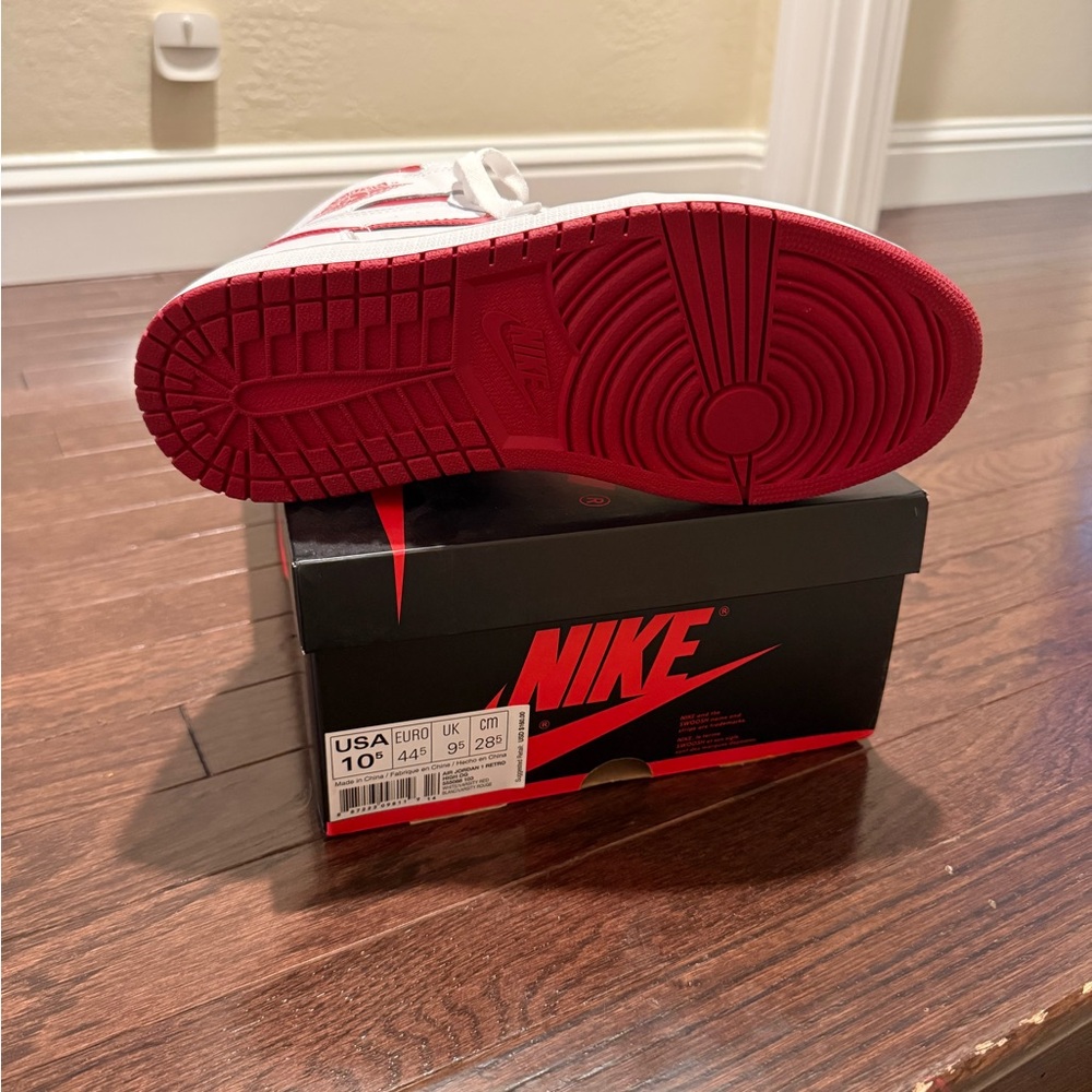 Air Jordan 1 High OG Sneakers - Picture 3 of 3